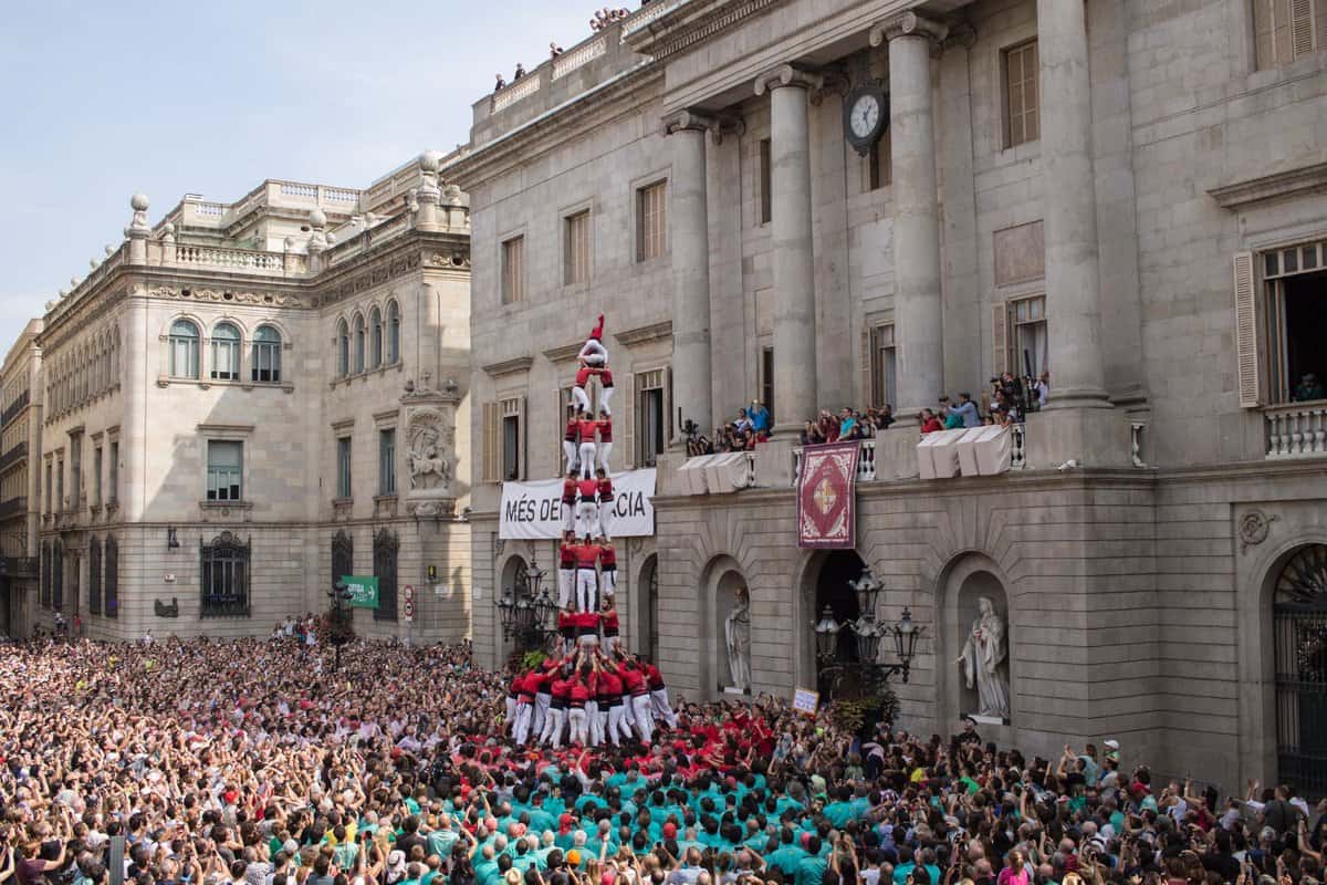 A human tower ascending in front of the town hall