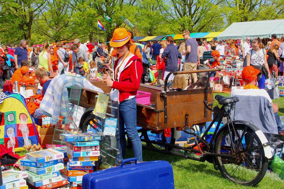 A flea market in Vondelpark and alot of people there dressed in orange