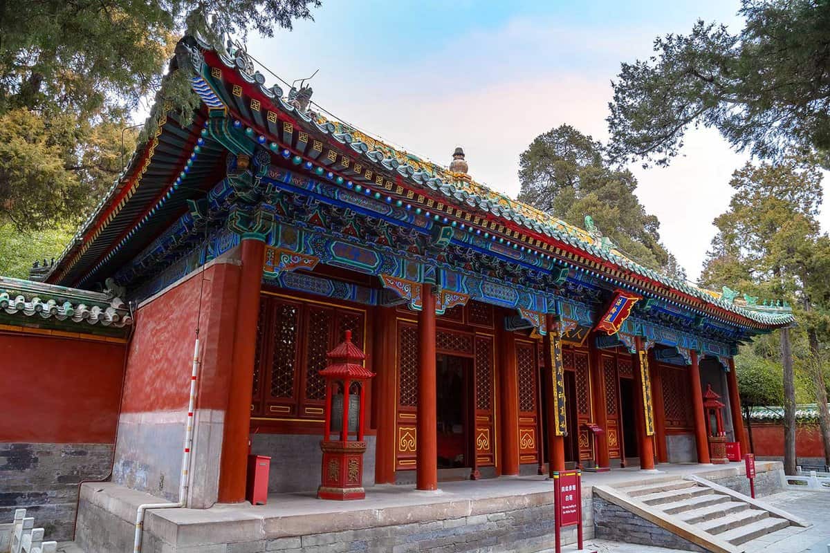 front entrance to White Dagoba Temple