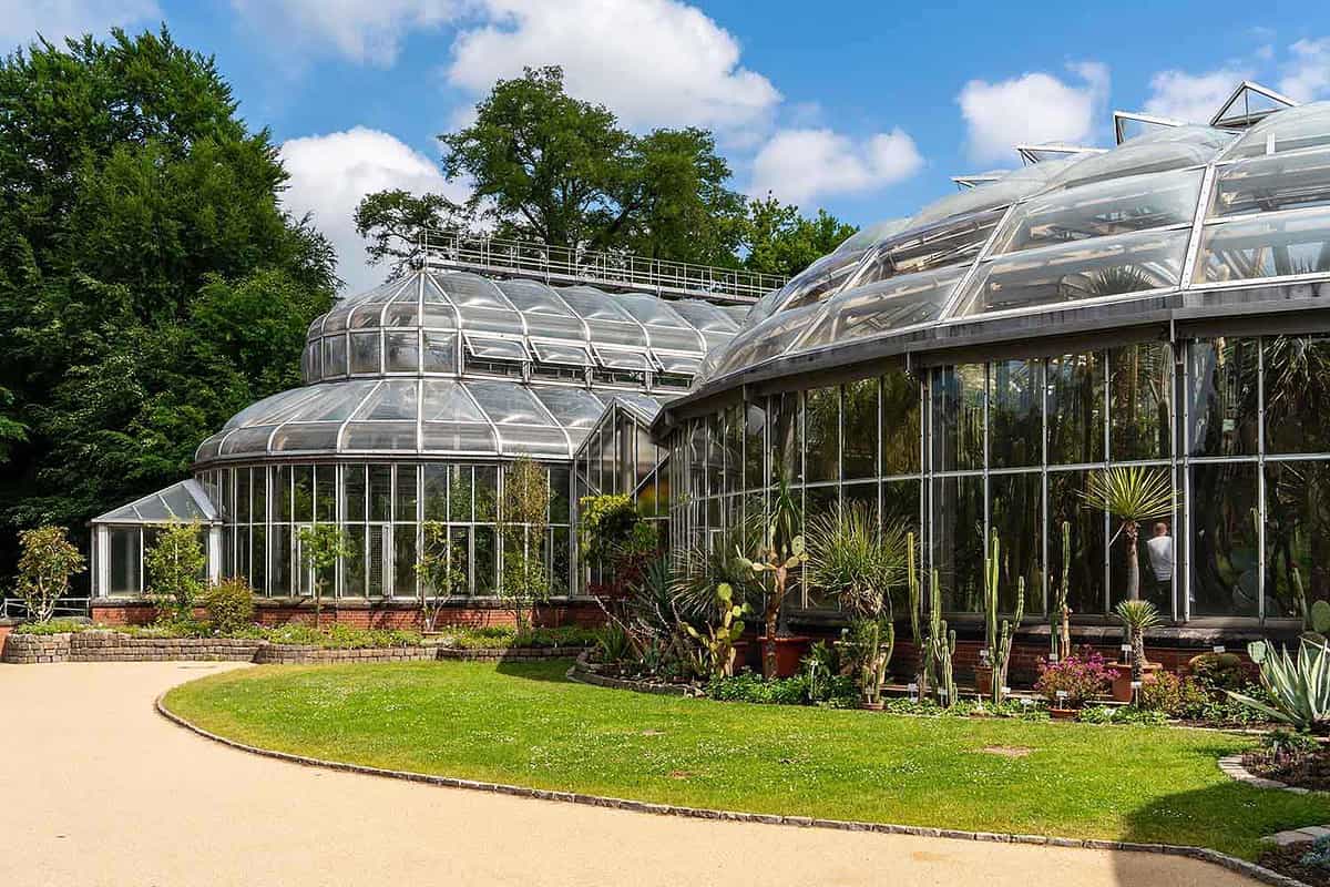 exterior of the glass greenhosue at Berlin Botanical Gardens