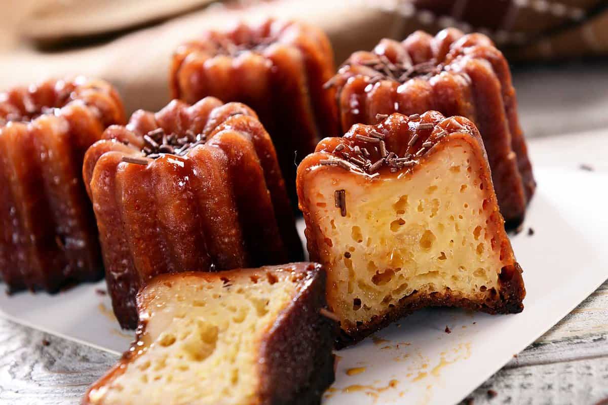five small round sponge cakes