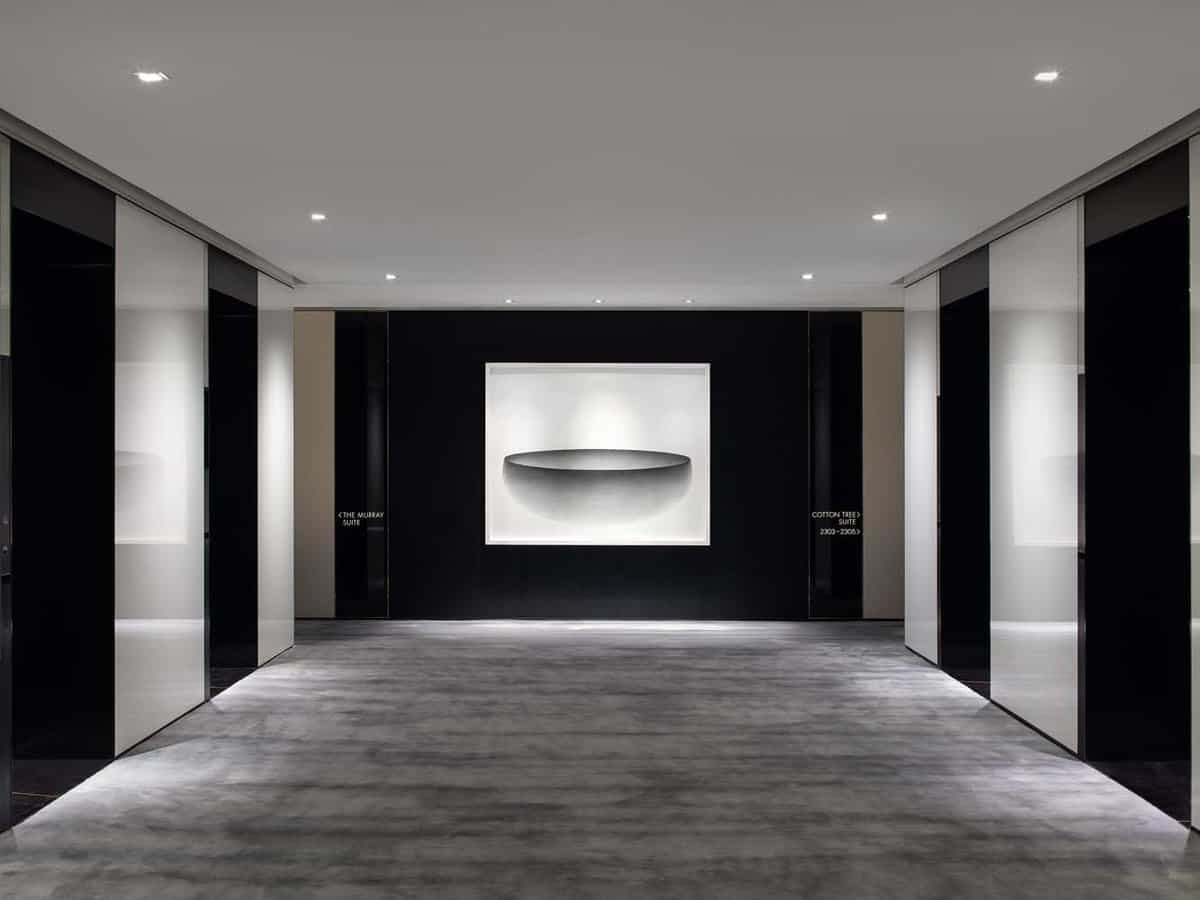 Corridor in a mature and minimalist style with greys and blacks