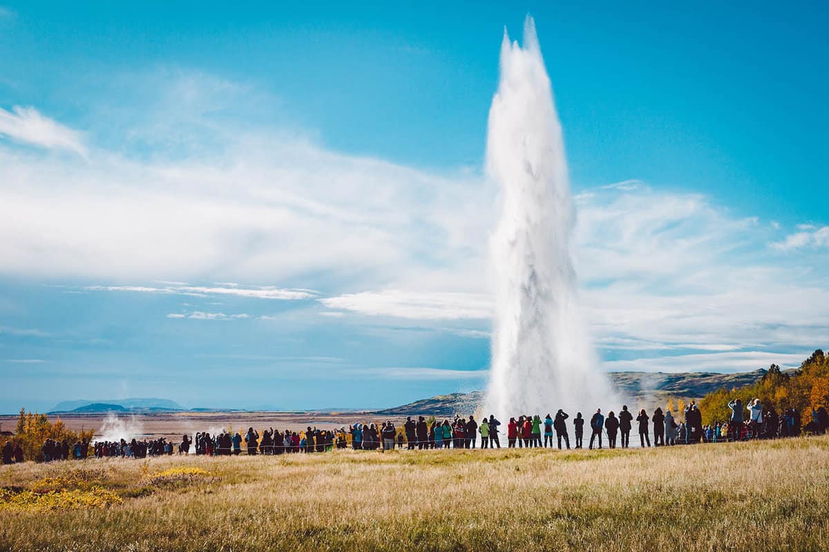 Geysir shooting water into the air