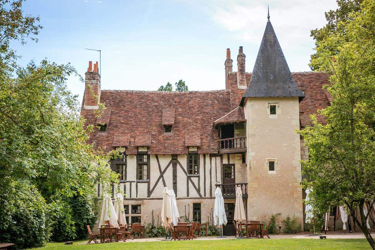 A side view of château du clos lucé on a summer's day