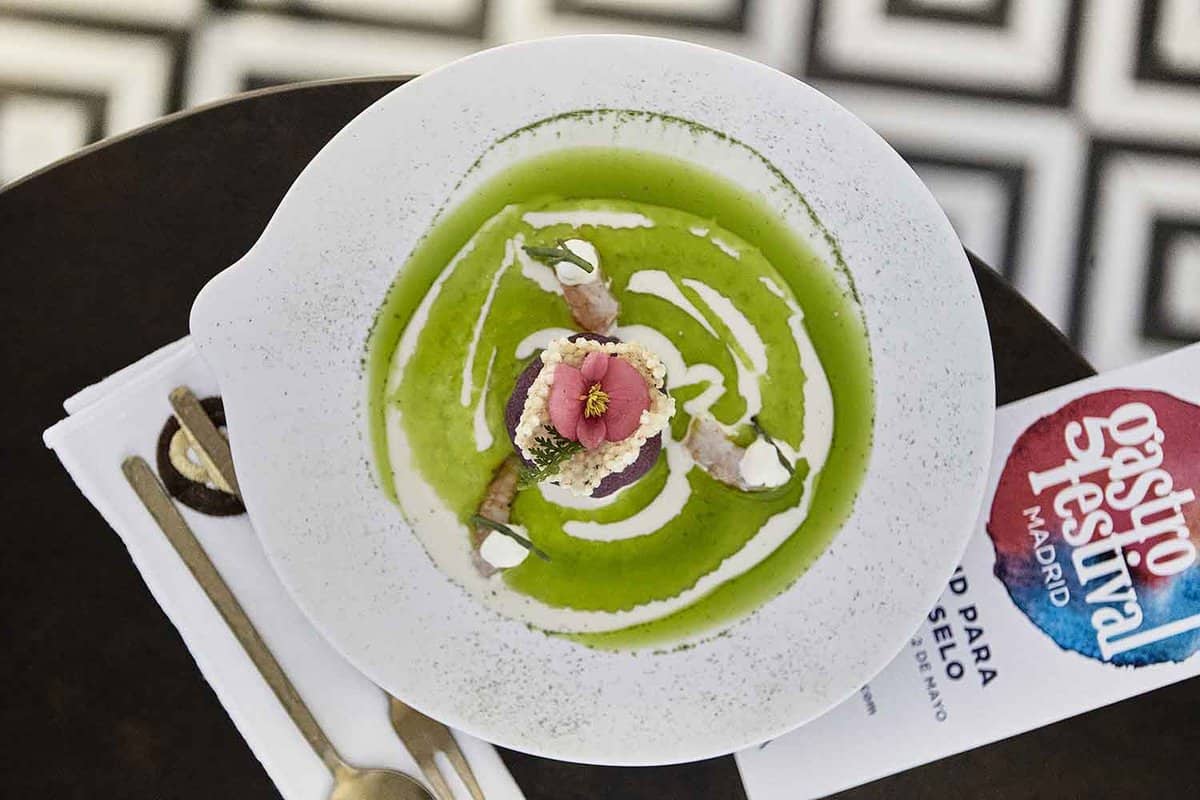 clsoe up of a plate of delicious-looking green soup