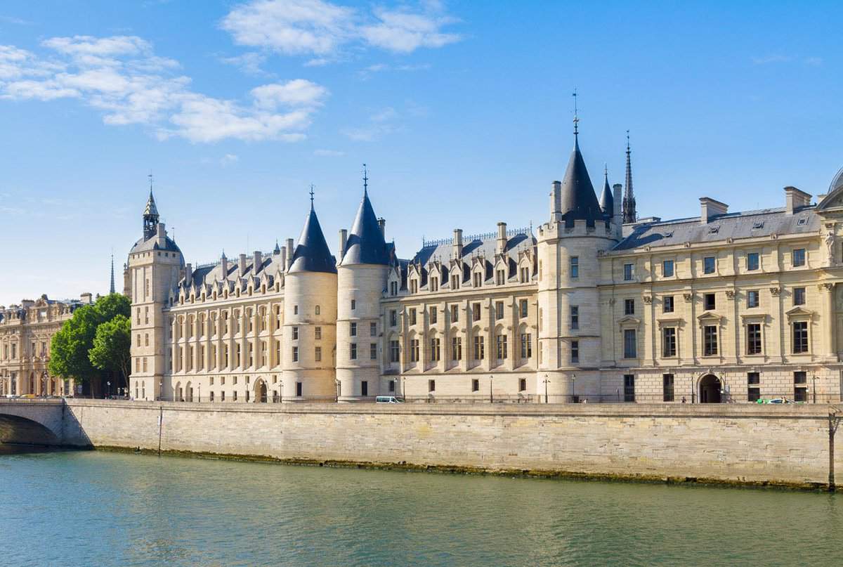 external view of the building, on the banks of the Seine