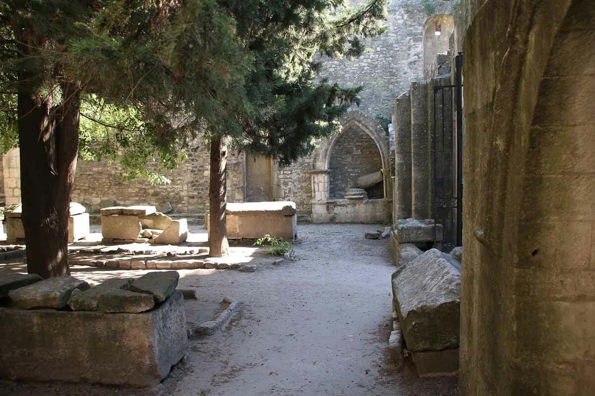 View into a graveyard with old ruin walls around