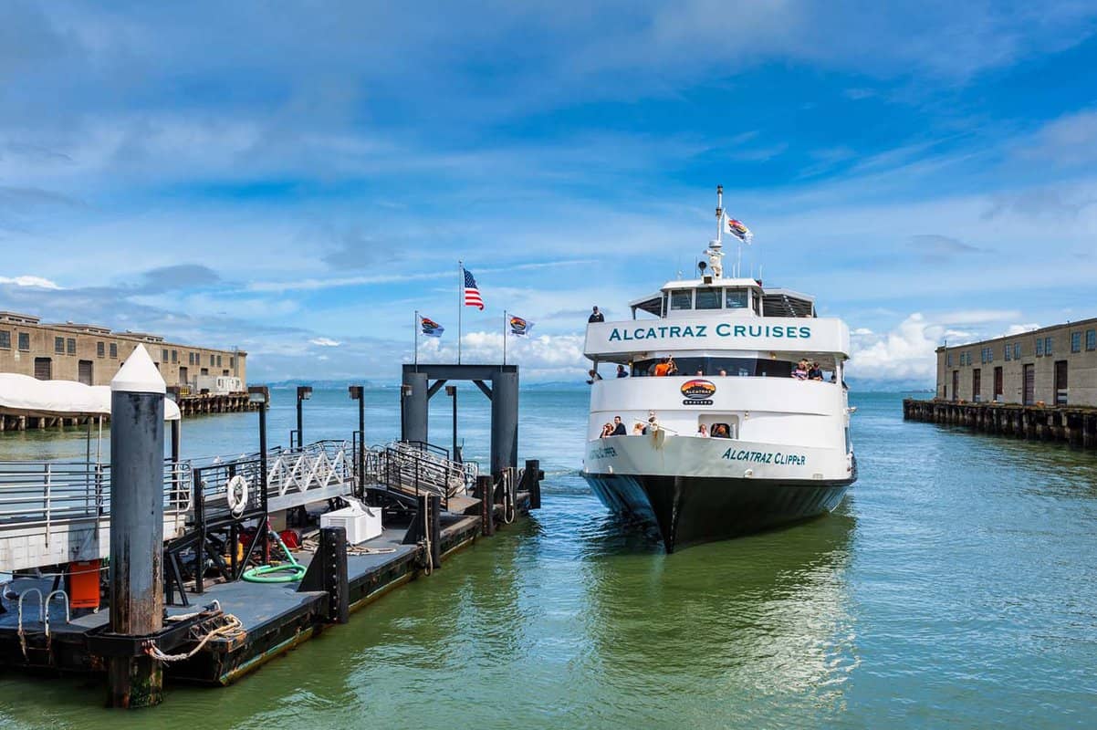 alcatraz ferry coming into dock