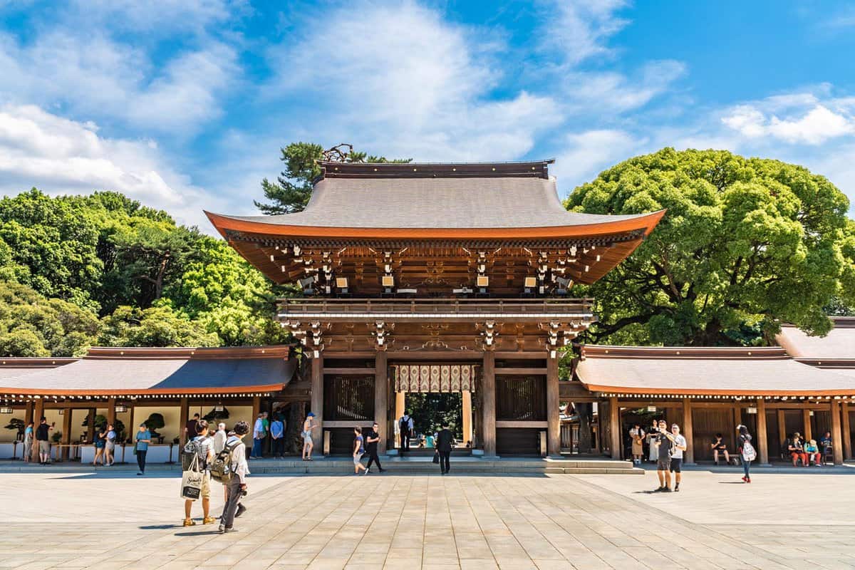 Tourists and visitors to Meji-jingu temple