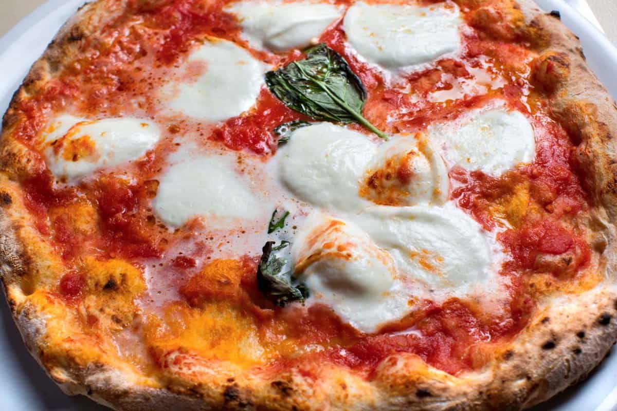 Invented in honor of the first queen of Italy, the Margherita pizza is the triumph of Neapolitan cuisine in the world.