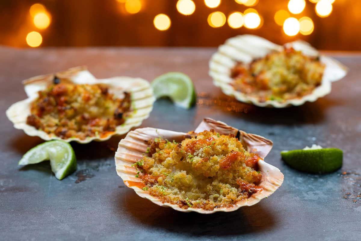 Baked scallops in shells with spicy breadcrumbs