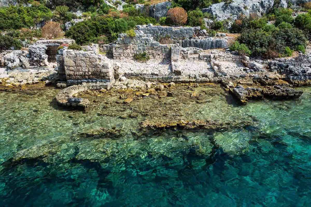 Ruins of a sunken city and its harbour