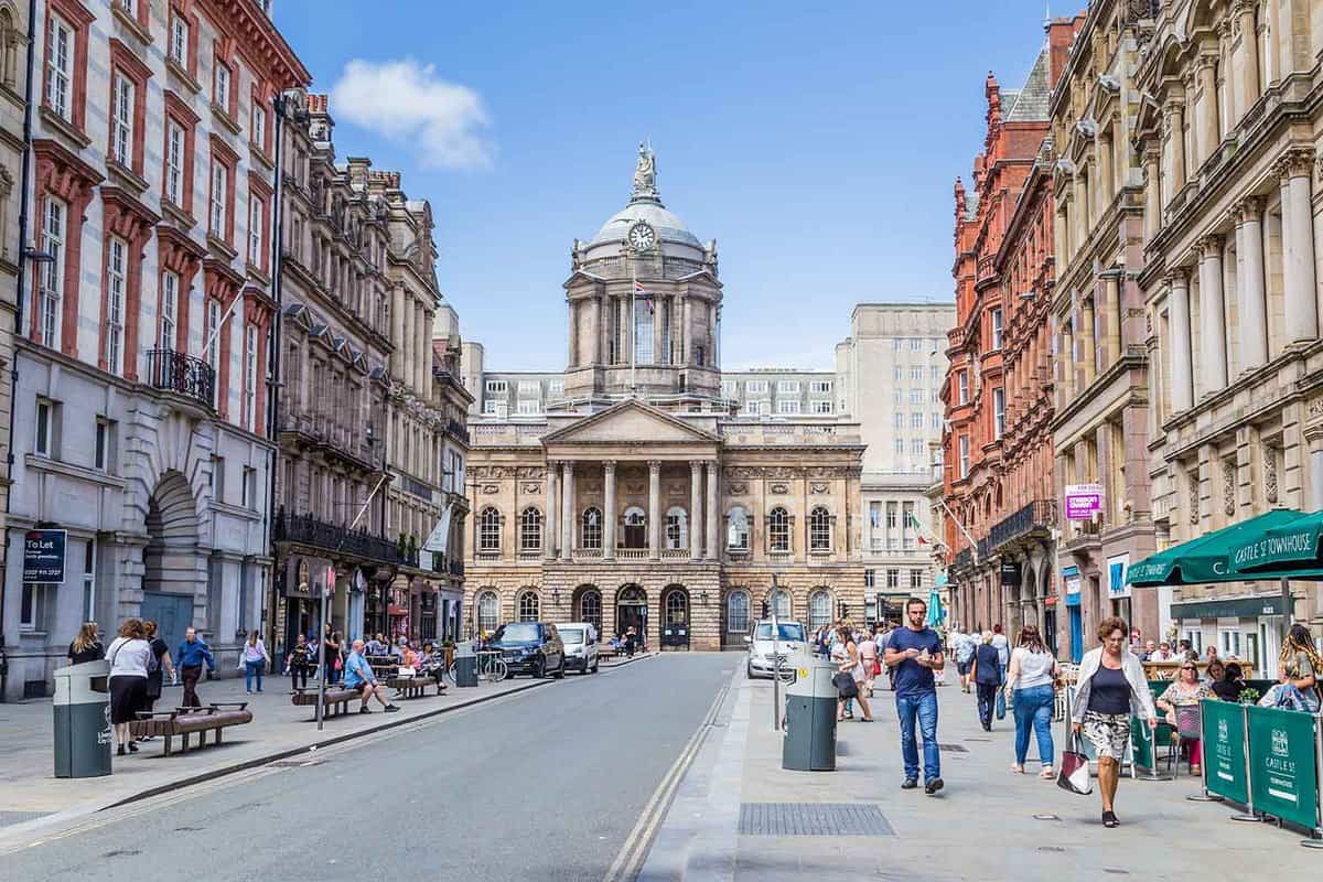 Streetview of Castle street with a view on the ancient townhall of LIverpool.