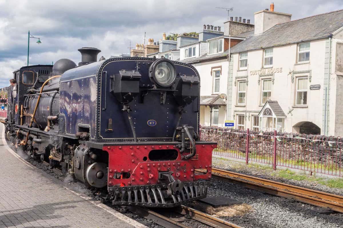 Steam engine waiting to commence its return journey to Caernarfon, Porthmadoc, Wales, uk