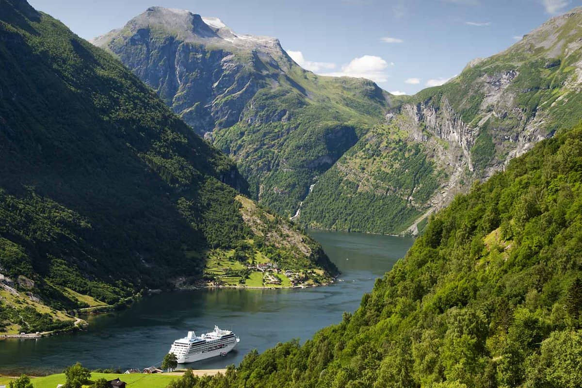 Cruise ship on Gerainger fjord